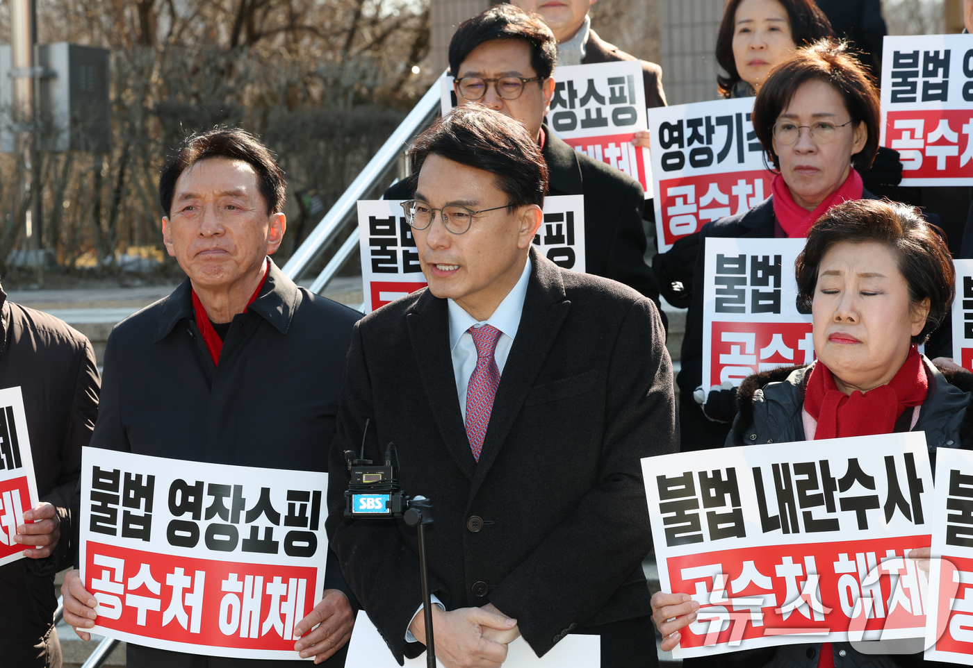 (과천=뉴스1) 김영운 기자 = 윤상현 국민의힘 의원이 24일 오후 경기 과천시 정부과천청사 민원실 앞에서 '영장 기각 은폐 의혹' 관련 공수처를 규탄하며 항의 방문을 하고 있다. …