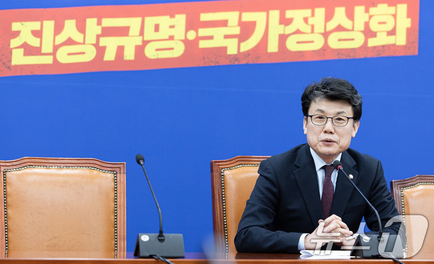 본문 이미지 - 진성준 더불어민주당 정책위의장이 24일 오후 서울 여의도 국회에서 열린 연금개혁 관련 기자간담회에서 발언을 하고 있다. 2025.2.24/뉴스1 ⓒ News1 이재명 기자