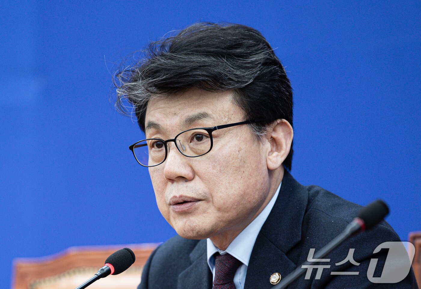 본문 이미지 - 진성준 더불어민주당 정책위의장이 24일 오후 서울 여의도 국회에서 열린 연금개혁 관련 기자간담회에서 발언을 하고 있다. 2025.2.24/뉴스1 ⓒ News1 이재명 기자