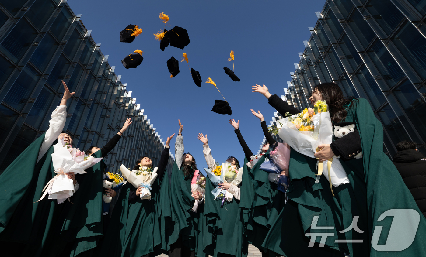 (서울=뉴스1) 이승배 기자 = 24일 오후 2024학년도 전기 학위수여식이 열린 서울 서대문구 이화여자대학교에서 졸업생들이 학사모를 던지며 기념촬영하고 있다.이화여대는 2024학 …
