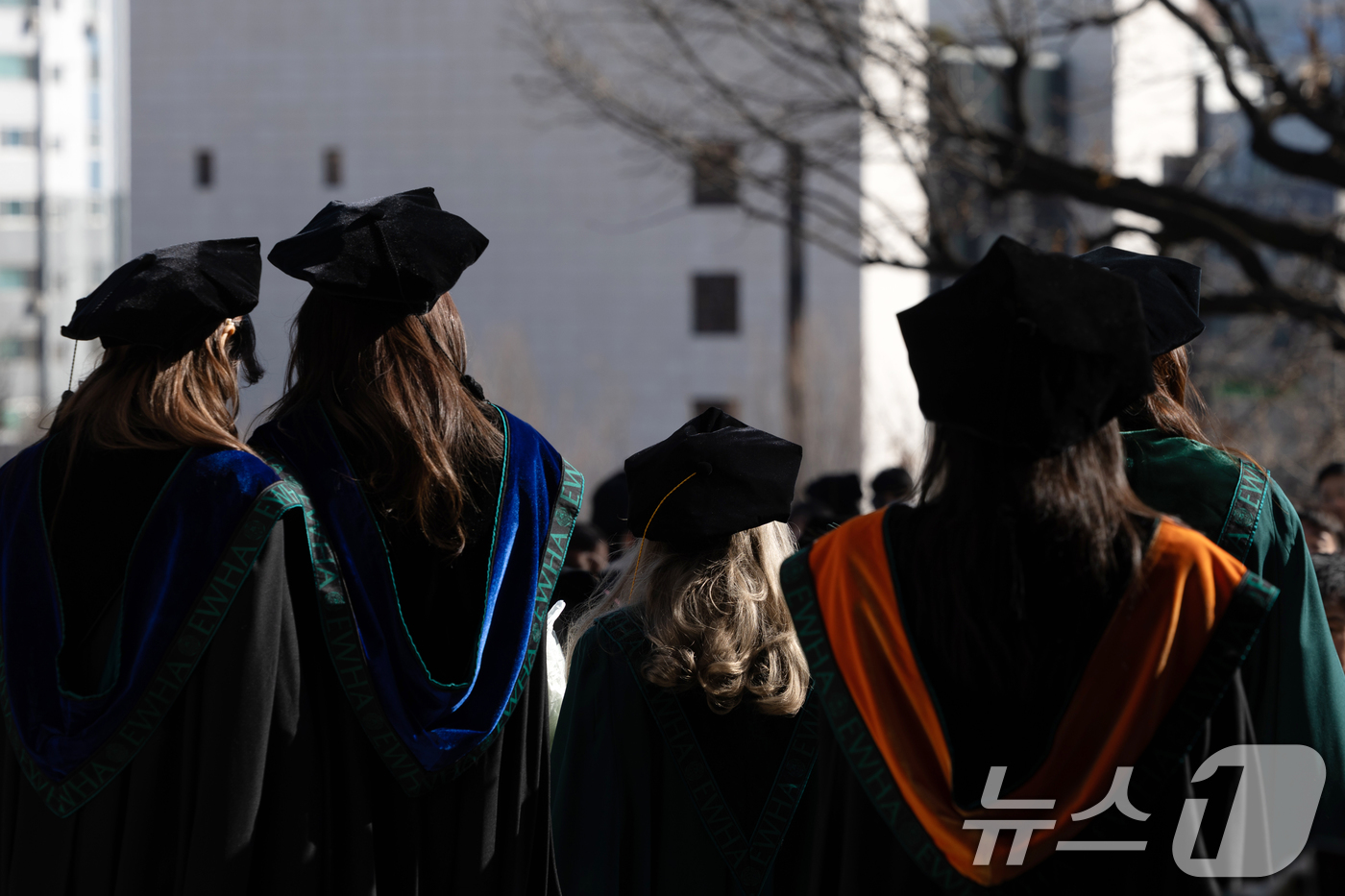 (서울=뉴스1) 이승배 기자 = 24일 오후 2024학년도 전기 학위수여식이 열린 서울 서대문구 이화여자대학교에서 졸업생들이 발걸음을 옮기고 있다.이화여대는 2024학년도 전기 학 …