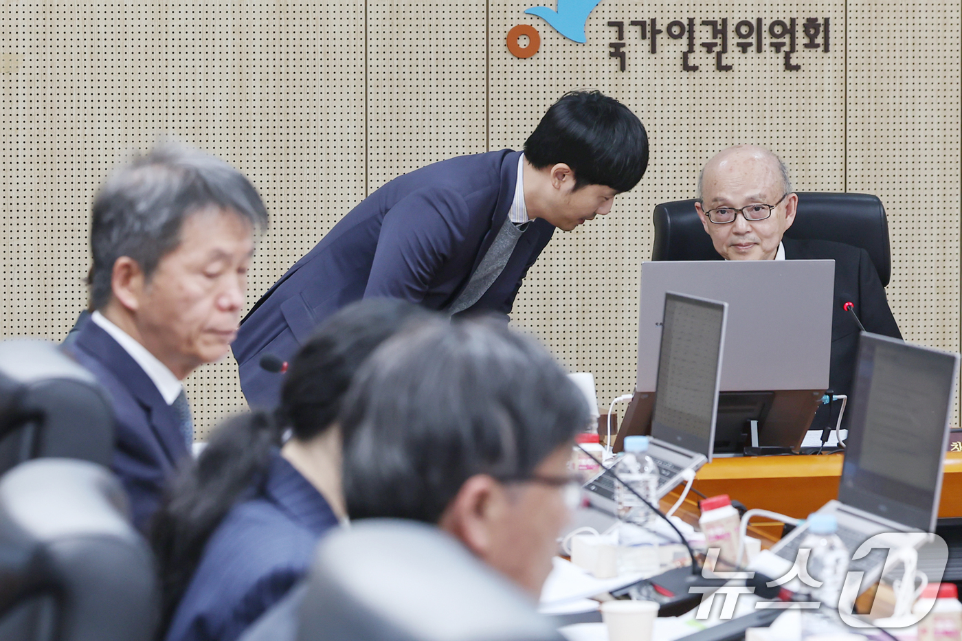 (서울=뉴스1) 민경석 기자 = 안창호 국가인권위원회 위원장이 24일 오후 서울 중구 국가인권위에서 열린 '제3차 전원위원회'에 참석해 직원과 대화를 나누고 있다. 왼쪽은 김용원 …