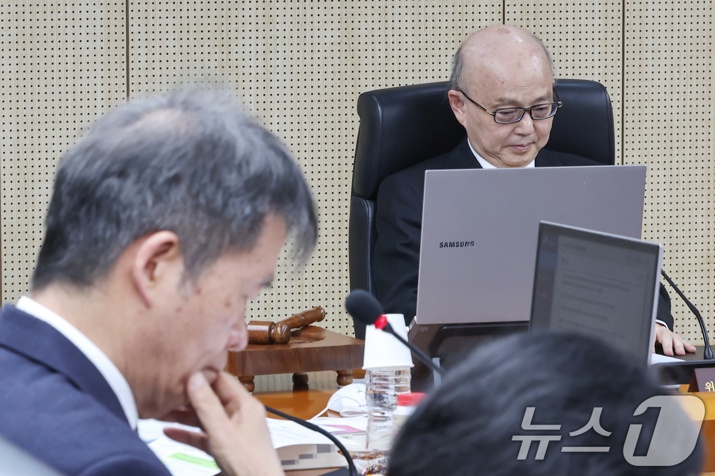 (서울=뉴스1) 민경석 기자 = 안창호 국가인권위원회 위원장이 24일 오후 서울 중구 국가인권위에서 열린 '제3차 전원위원회'에 참석해 생각에 잠겨 있다. 왼쪽은 김용원 상임위원. …