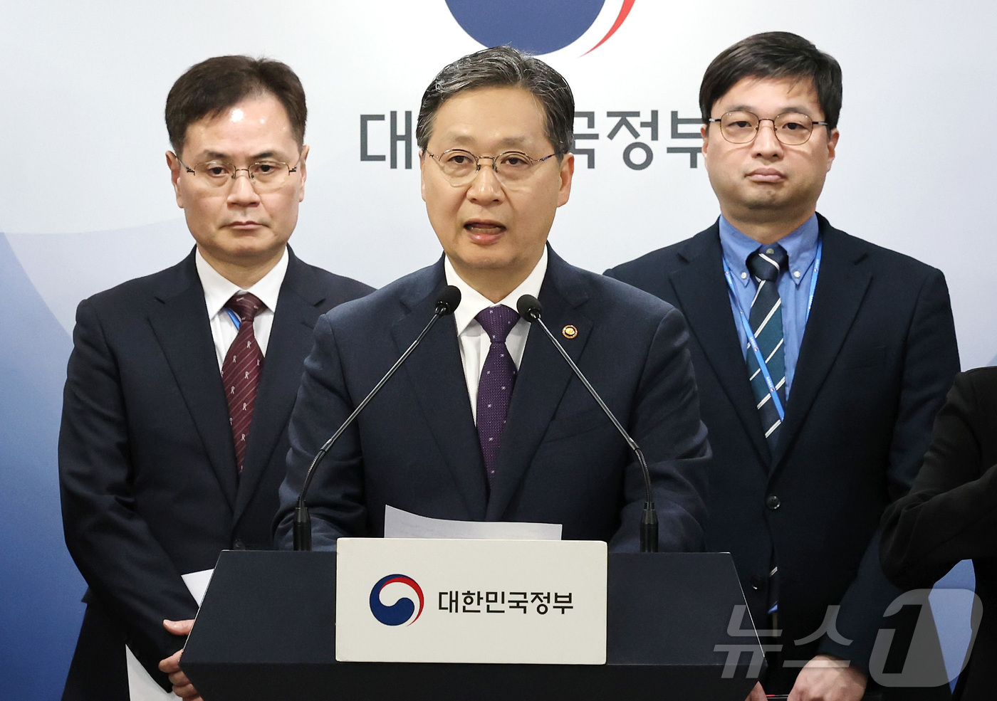 (서울=뉴스1) 임세영 기자 = 윤영빈 우주항공청장이 지난 24일 서울 종로구 정부서울청사에서 제3회 국가우주위원회 관련 사전 기자브리핑을 하고 있다.  2025.2.25/뉴스1