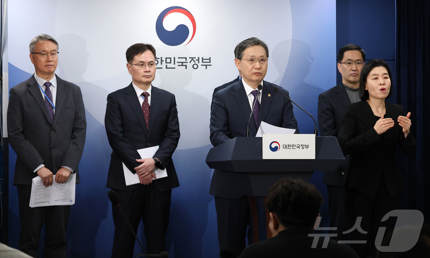 (서울=뉴스1) 임세영 기자 = 윤영빈 우주항공청장이 지난 24일 서울 종로구 정부서울청사에서 제3회 국가우주위원회 관련 사전 기자브리핑을 하고 있다.  2025.2.25/뉴스1