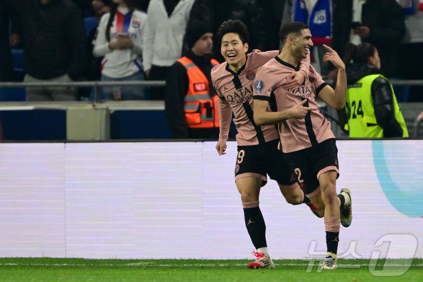 본문 이미지 - 파리 생제르맹&#40;PSG&#41;의 이강인이 아슈라프 하키미의 골을 도운 뒤 함께 기뻐하고 있다. ⓒ AFP=뉴스1