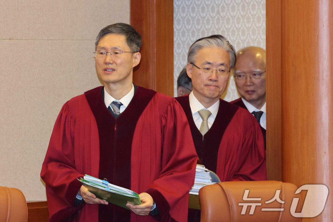 본문 이미지 - 문형배 헌법재판소장 권한대행이 24일 서울 종로구 헌법재판소에서 열린 이창수 서울중앙지검장, 조상원 중앙지검 4차장, 최재훈 중앙지검 반부패수사2부장 등 검사 3인에 대한 탄핵심판 2차 변론기일에 입장하고 있다. &#40;공동취재&#41; 2025.2.24/뉴스1 ⓒ News1 김명섭 기자