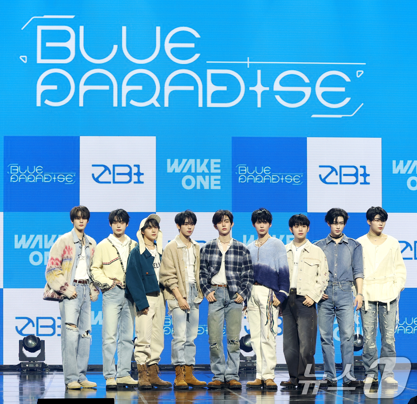 (서울=뉴스1) 권현진 기자 = 제로베이스원(ZEROBASEONE) 김규빈(왼쪽부터)과 김지웅, 석매튜, 한유진, 장하오, 성한빈, 김태래, 리키, 박건욱이 24일 서울 한남동 블 …