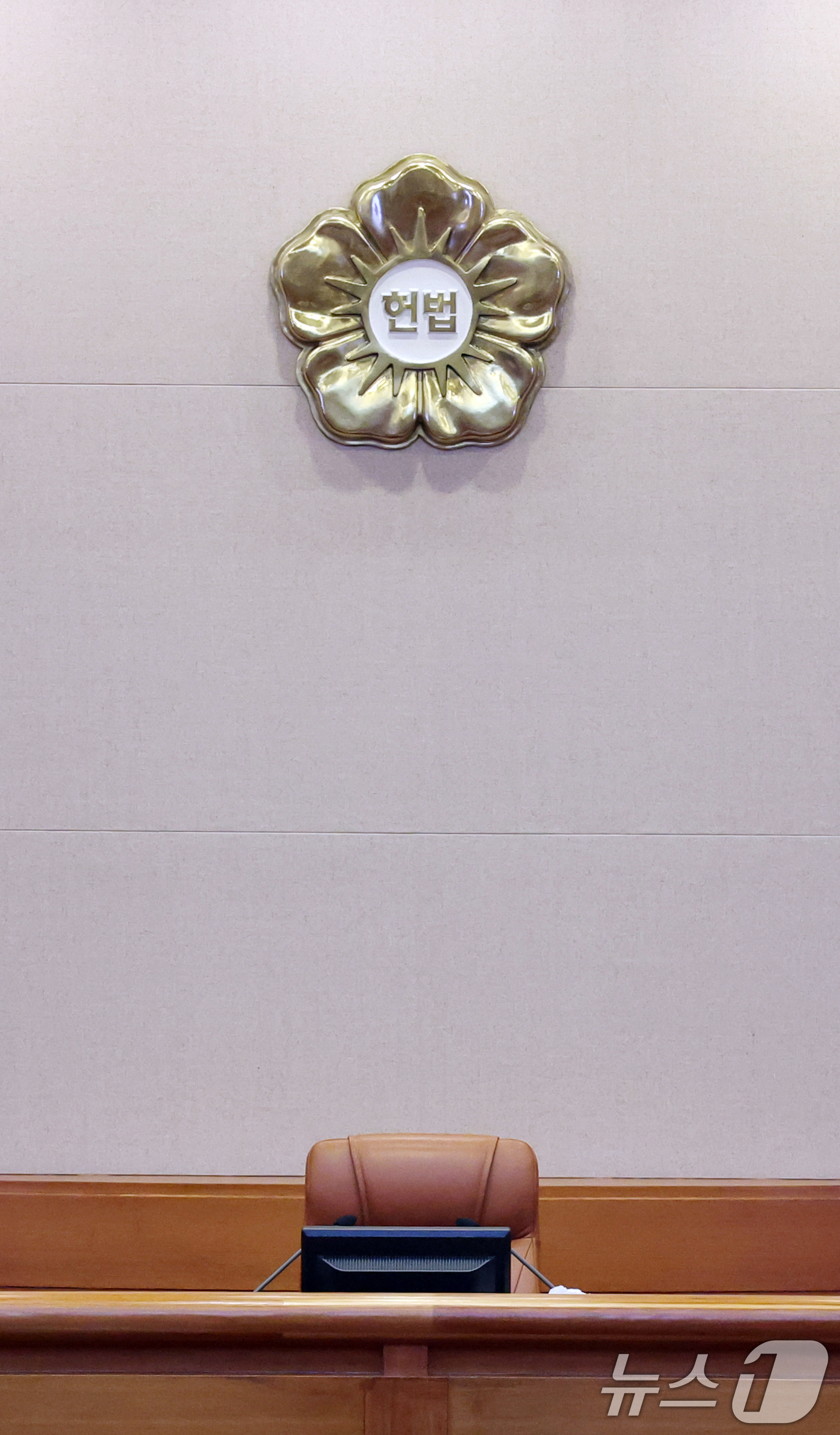 (서울=뉴스1) 김명섭 기자 = 윤석열 대통령 탄핵심판 최종 변론을 하루 앞둔 24일 서울 종로구 헌법재판소 대심판정에 헌법재판소 상징문양이 걸려 있다. (공동취재) 2025.2. …