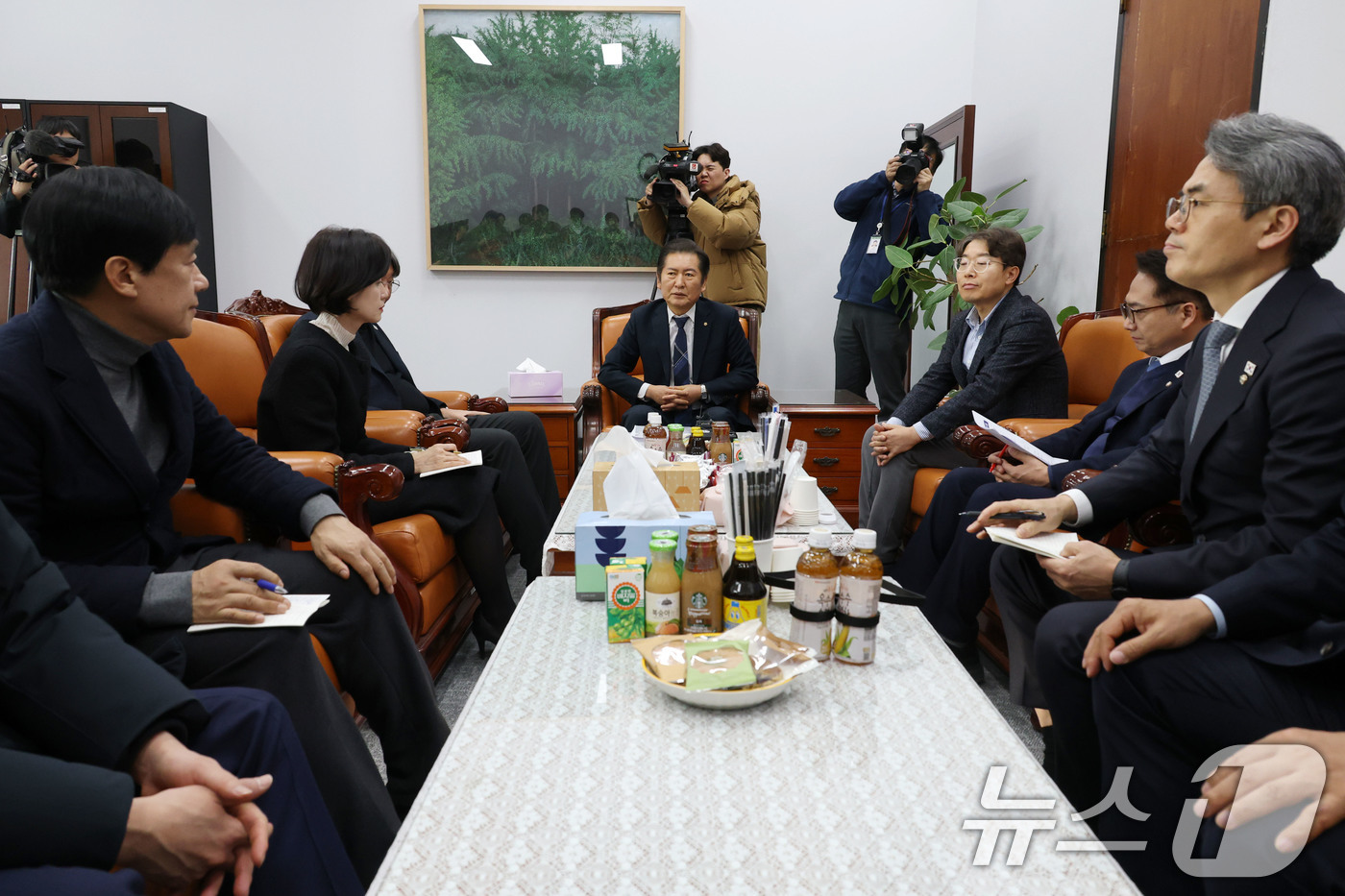 (서울=뉴스1) 이광호 기자 = 국회 탄핵소추단장인 정청래 법사위원장이 24일 오후 서울 여의도 국회에서 열린 윤석열 대통령 탄핵소추단 회의에서 발언하고 있다. 2025.2.24/ …