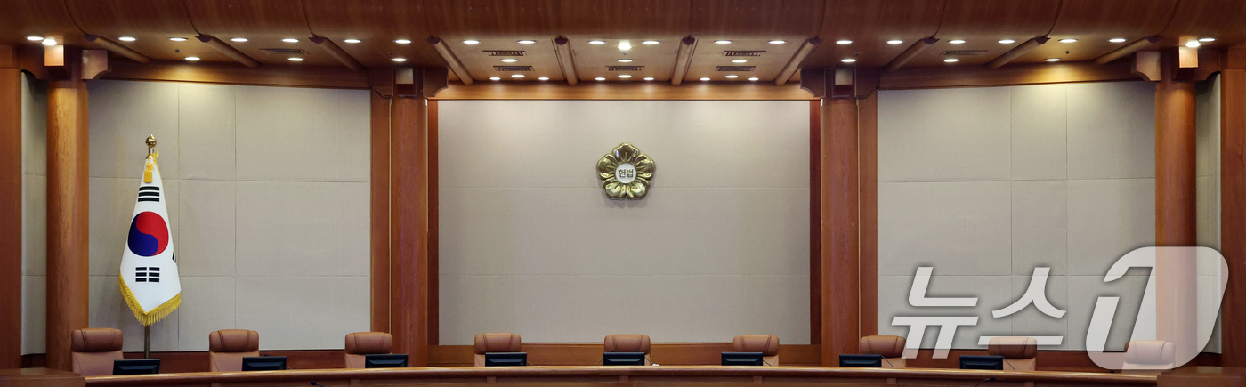 (서울=뉴스1) 김명섭 기자 = 윤석열 대통령 탄핵심판 최종 변론을 하루 앞둔 24일 서울 종로구 헌법재판소 대심판정 재판관석이 정돈돼있다.  (공동취재) 2025.2.24/뉴스1 …