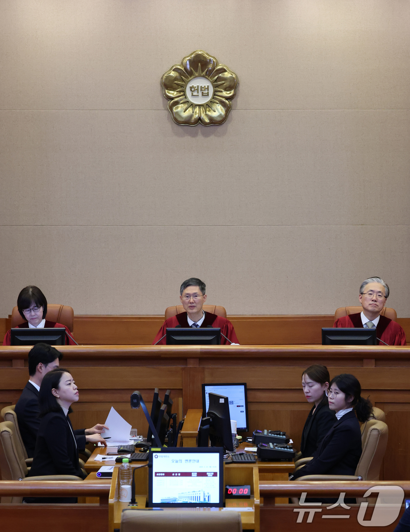 (서울=뉴스1) 김명섭 기자 = 문형배 헌법재판소장 권한대행을 비롯한 헌법재판관들이 24일 오후 서울 종로구 헌법재판소에서 열린 이창수 서울중앙지검장, 조상원 4차장검사, 최재훈 …