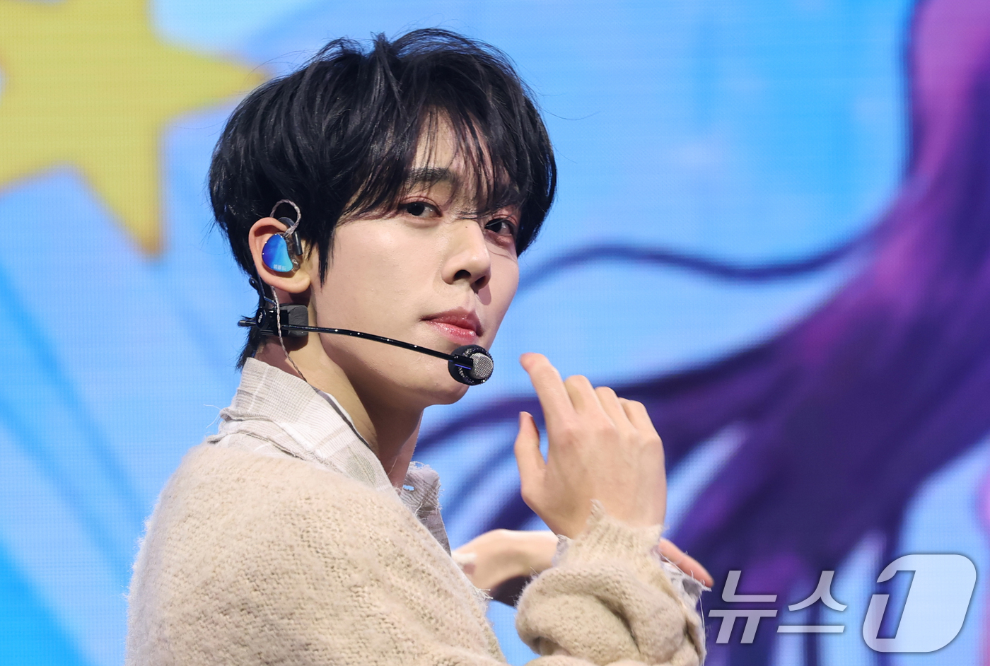 (서울=뉴스1) 권현진 기자 = 제로베이스원(ZEROBASEONE) 한유진이 24일 서울 한남동 블루스퀘어에서 가진 미니 5집 '블루 파라다이스(BLUE PARADISE)' 발매 …