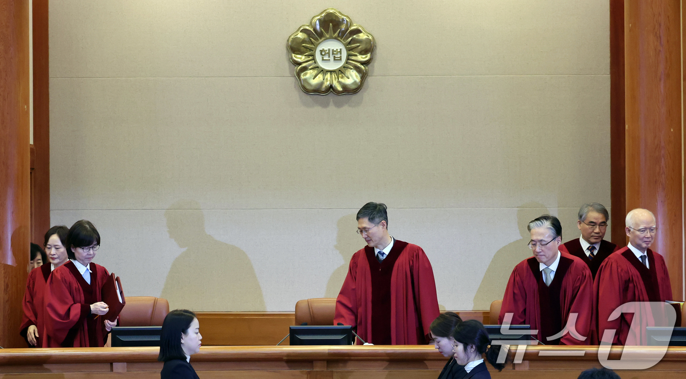 (서울=뉴스1) 김명섭 기자 = 문형배 헌법재판소장 권한대행을 비롯한 헌법재판관들이 24일 오후 서울 종로구 헌법재판소에서 열린 이창수 서울중앙지검장, 조상원 4차장검사, 최재훈 …