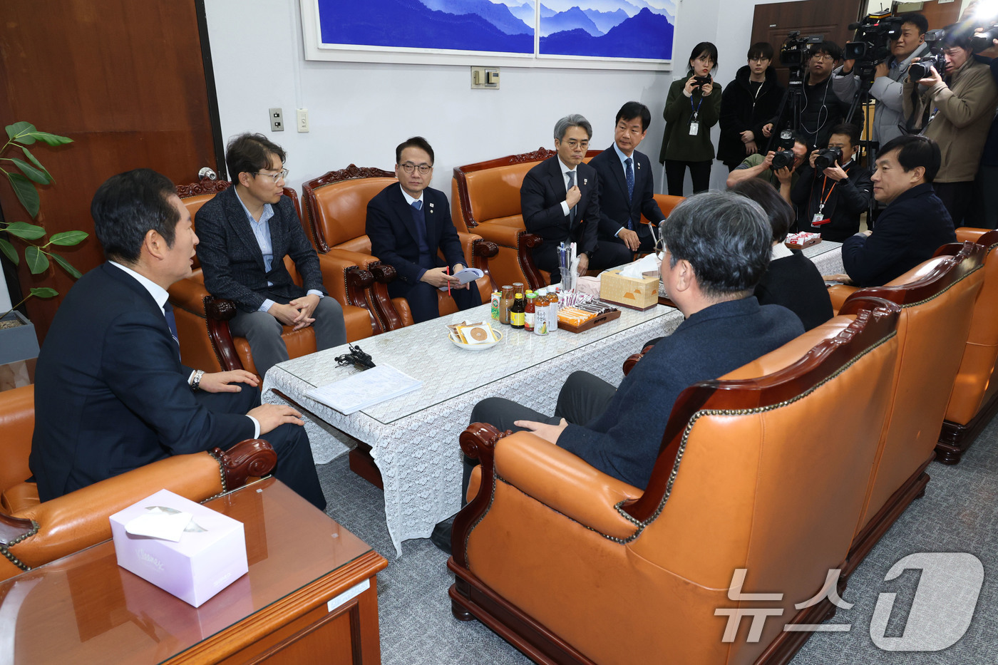 (서울=뉴스1) 이광호 기자 = 국회 탄핵소추단장인 정청래 법사위원장이 24일 오후 서울 여의도 국회에서 열린 윤석열 대통령 탄핵소추단 회의에서 발언하고 있다. 2025.2.24/ …