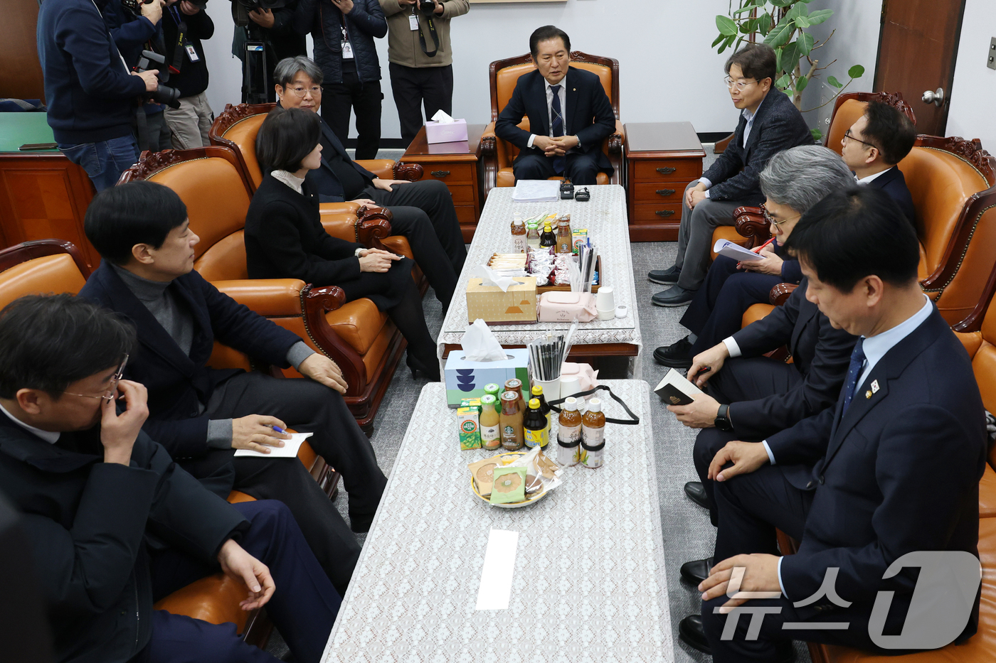 (서울=뉴스1) 이광호 기자 = 국회 탄핵소추단장인 정청래 법사위원장이 24일 오후 서울 여의도 국회에서 열린 윤석열 대통령 탄핵소추단 회의에서 발언하고 있다. 2025.2.24/ …