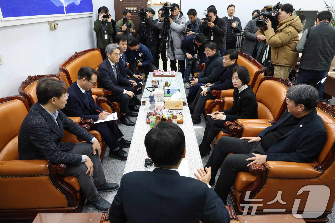 (서울=뉴스1) 이광호 기자 = 국회 탄핵소추단장인 정청래 법사위원장과 위원들이 24일 오후 서울 여의도 국회에서 윤석열 대통령 탄핵소추단 회의를 하고 있다. 2025.2.24/뉴 …