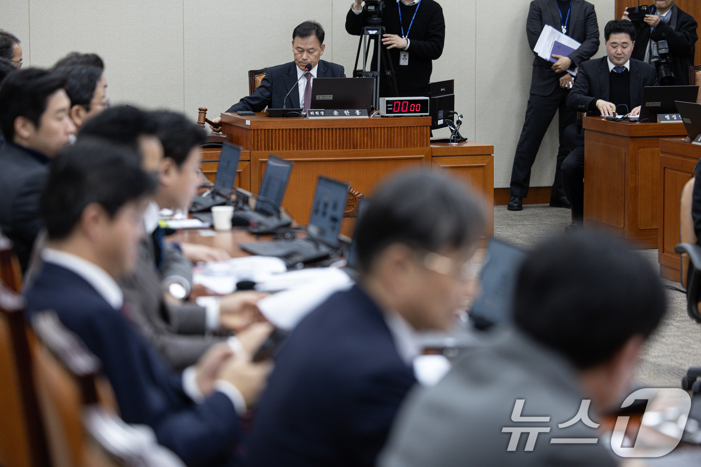 (서울=뉴스1) 이재명 기자 = 윤한홍 국회 정무위원회 위원장이 24일 오후 서울 여의도 국회에서 열린 제422회 국회(임시회) 정무위원회 제3차 회의에서 법률안을 가결시키고 있다 …