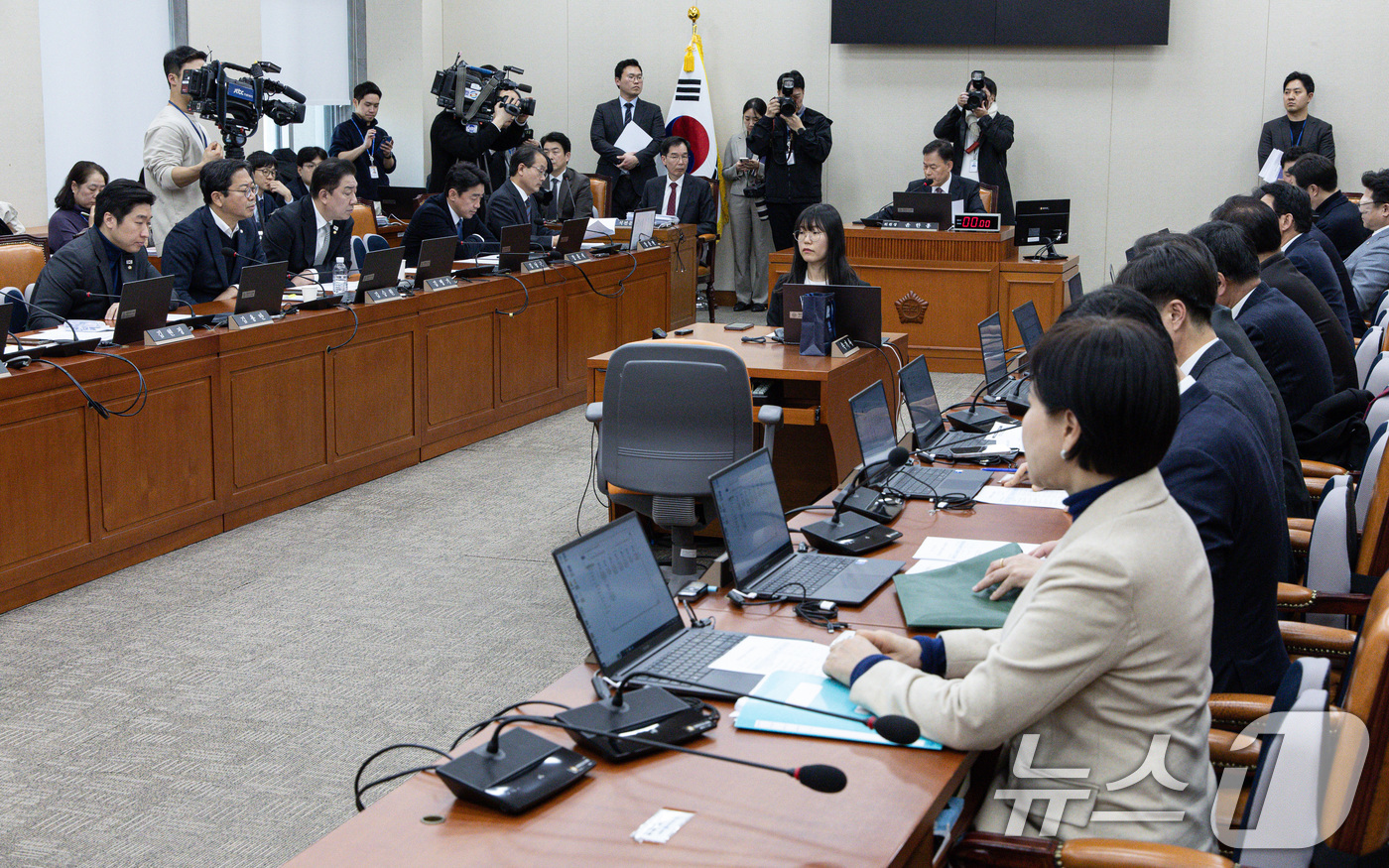 (서울=뉴스1) 이재명 기자 = 윤한홍 국회 정무위원회 위원장이 24일 오후 서울 여의도 국회에서 열린 제422회 국회(임시회) 정무위원회 제3차 회의에서 법률안을 가결시키고 있다 …