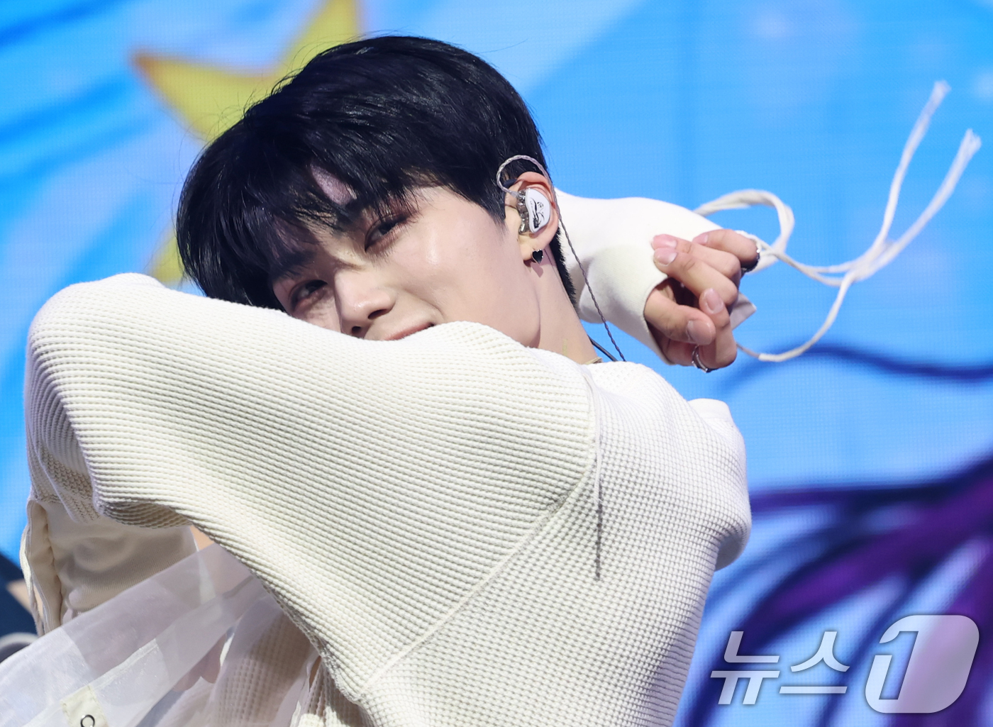 (서울=뉴스1) 권현진 기자 = 제로베이스원(ZEROBASEONE) 박건욱이 24일 서울 한남동 블루스퀘어에서 가진 미니 5집 '블루 파라다이스(BLUE PARADISE)' 발매 …
