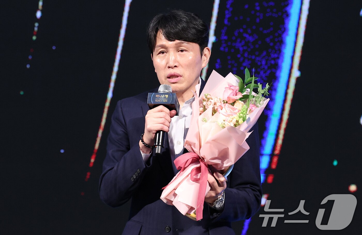 본문 이미지 - 우리은행 위성우 감독이 24일 서울 용산구 드래곤 시티 호텔에서 열린 &#39;하나은행 2024~2025 여자프로농구&#39; 정규리그 시상식에서 지도상을 수상한 후 소감을 전하고 있다. 2025.2.24/뉴스1 ⓒ News1 김성진 기자