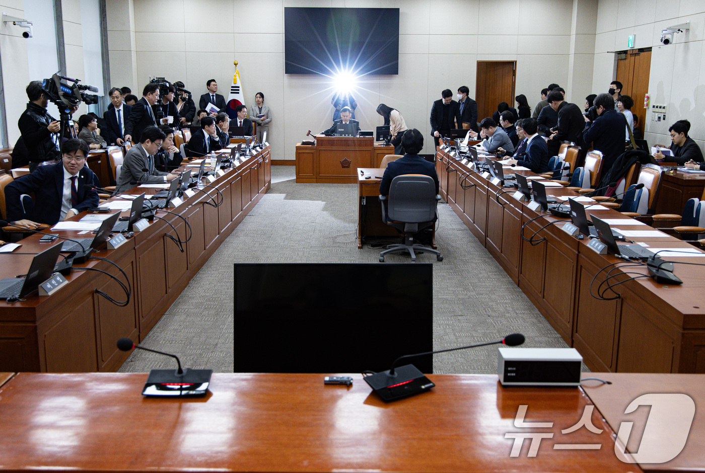 (서울=뉴스1) 이재명 기자 = 윤한홍 국회 정무위원회 위원장이 24일 오후 서울 여의도 국회에서 열린 제422회 국회(임시회) 정무위원회 제3차 회의에서 의사봉을 두드리고 있다. …