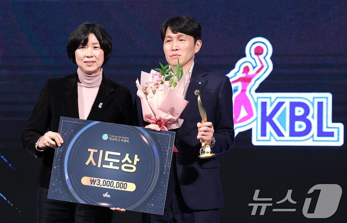 본문 이미지 - 우리은행 위성우 감독이 24일 서울 용산구 드래곤 시티 호텔에서 열린 '하나은행 2024~2025 여자프로농구' 정규리그 시상식에서 지도상을 수상한 후 기념촬영을 하고 있다. 2025.2.24/뉴스1 ⓒ News1 김성진 기자