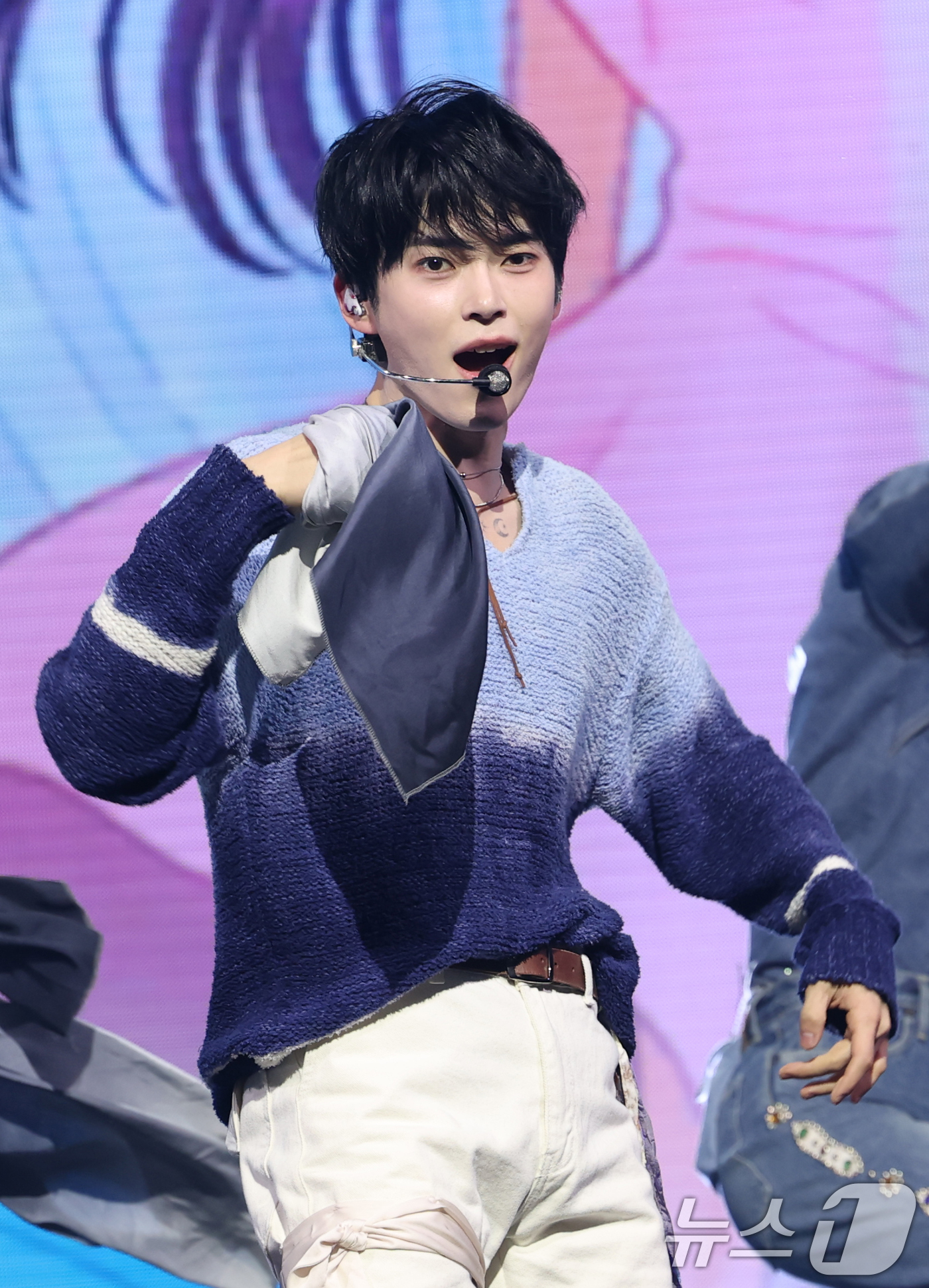 (서울=뉴스1) 권현진 기자 = 제로베이스원(ZEROBASEONE) 성한빈이 24일 서울 한남동 블루스퀘어에서 가진 미니 5집 '블루 파라다이스(BLUE PARADISE)' 발매 …