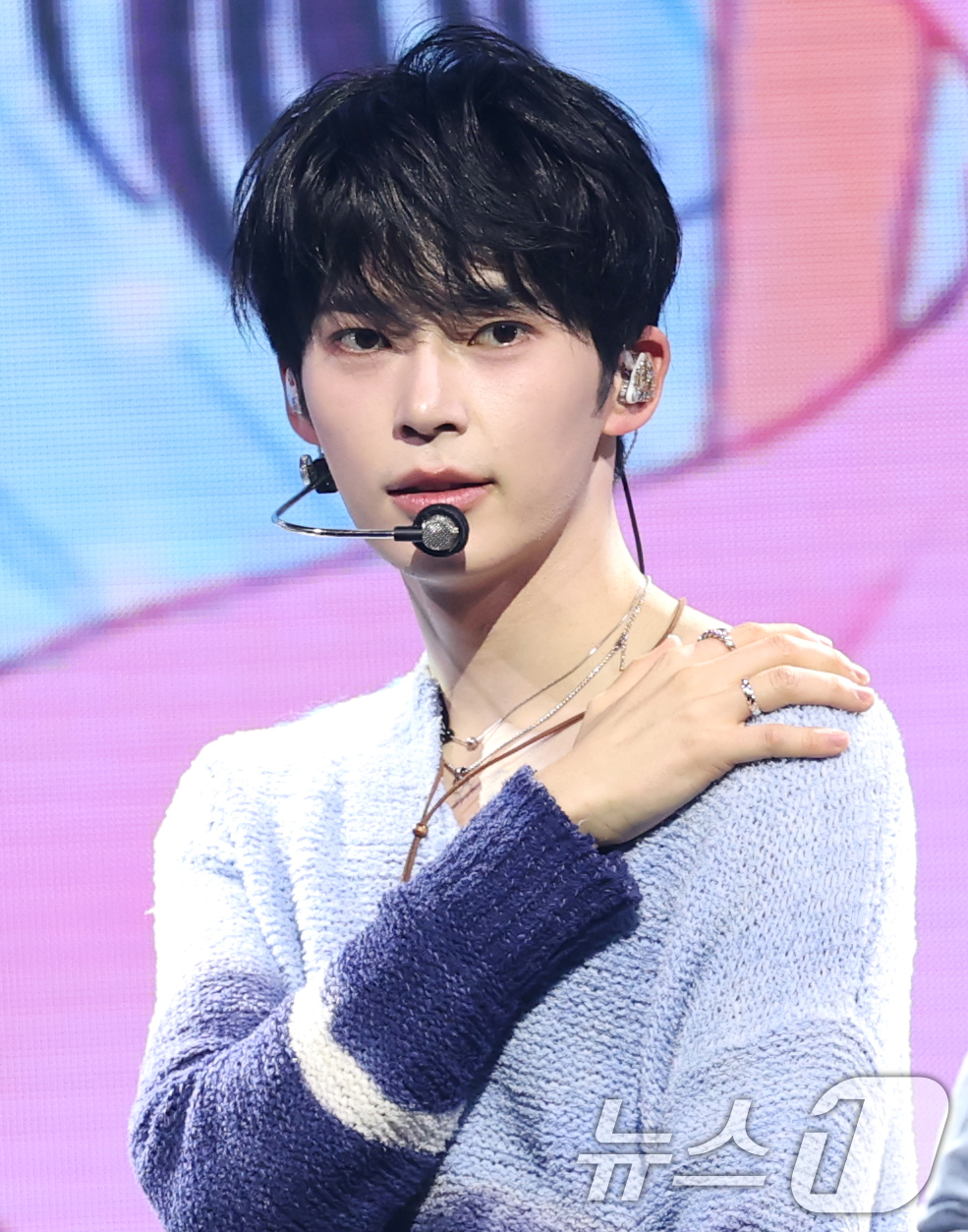 (서울=뉴스1) 권현진 기자 = 제로베이스원(ZEROBASEONE) 성한빈이 24일 서울 한남동 블루스퀘어에서 가진 미니 5집 '블루 파라다이스(BLUE PARADISE)' 발매 …