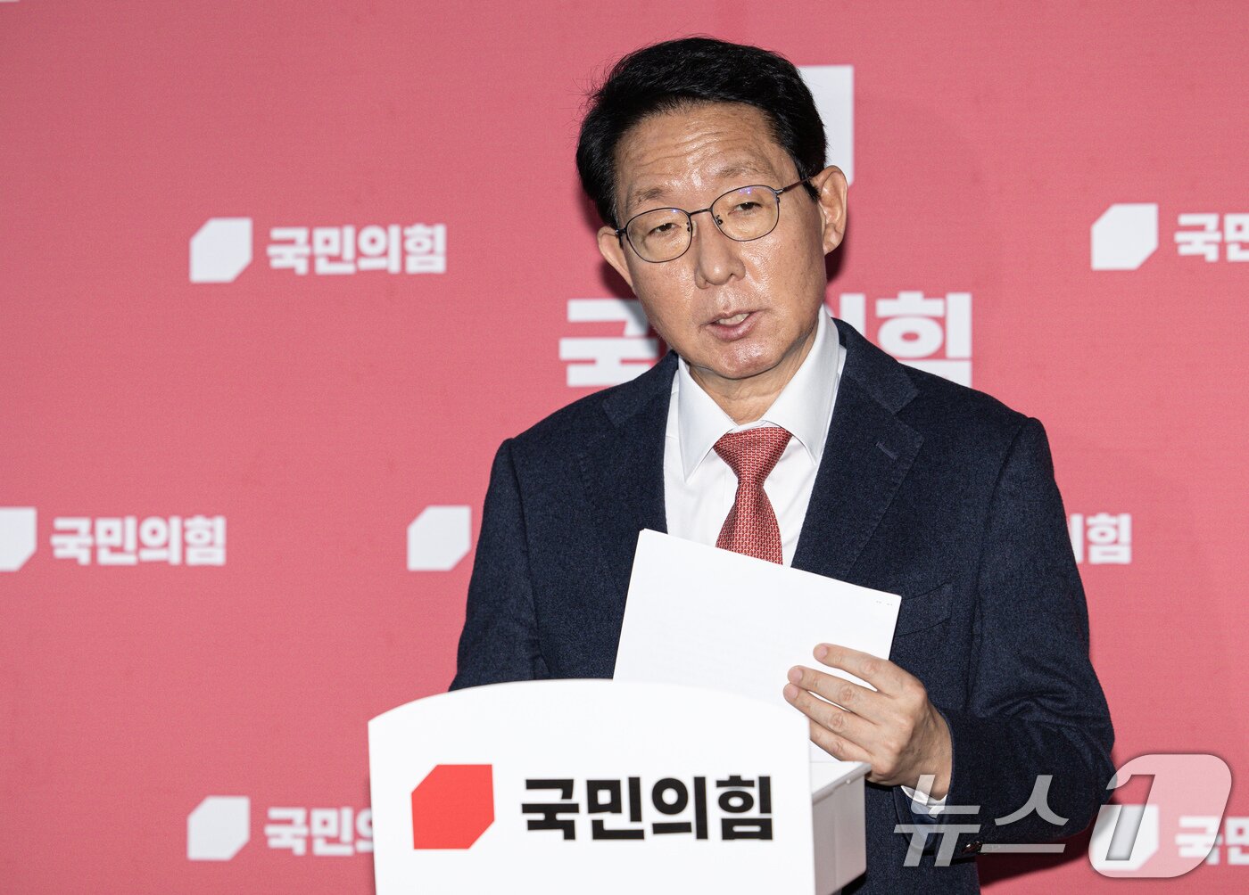 본문 이미지 - 김상훈 국민의힘 정책위의장이 24일 오후 서울 여의도 국회에서 현안 관련 백브리핑을 하고 있다. 2025.2.24/뉴스1 ⓒ News1 이재명 기자