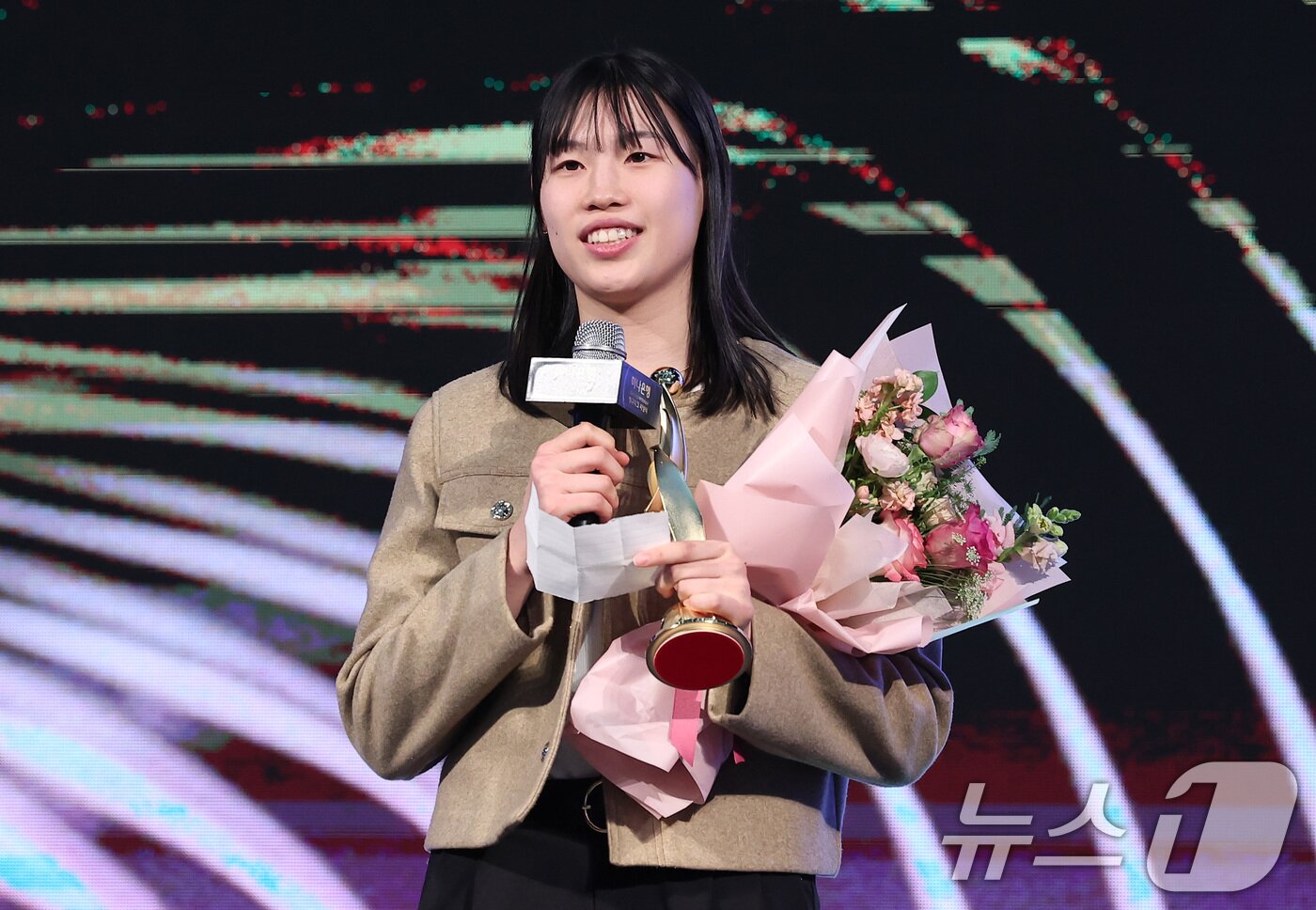 본문 이미지 - 신한은행 홍유순이 24일 서울 용산구 드래곤 시티 호텔에서 열린 '하나은행 2024~2025 여자프로농구' 정규리그 시상식에서 몰텐 신인선수상을 수상한 후 소감을 전하고 있다. 2025.2.24/뉴스1 ⓒ News1 김성진 기자