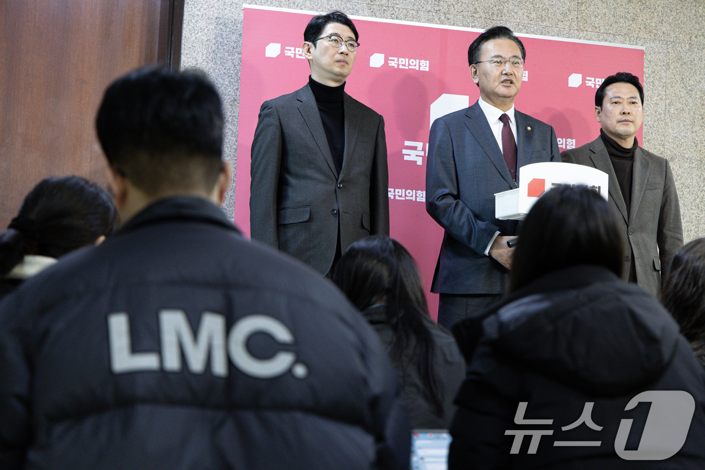 (서울=뉴스1) 이재명 기자 = 국회 법제사법위원회 소속 국민의힘 유상범 간사를 비롯한 제1소위원회 위원들이 24일 오후 서울 여의도 국회에서 상법 등 더불어민주당의 법안 일방처리 …