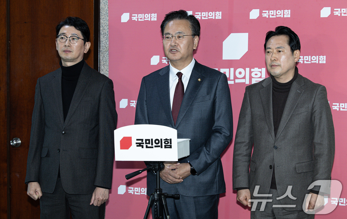 (서울=뉴스1) 이재명 기자 = 국회 법제사법위원회 소속 국민의힘 유상범 간사를 비롯한 제1소위원회 위원들이 24일 오후 서울 여의도 국회에서 상법 등 더불어민주당의 법안 일방처리 …