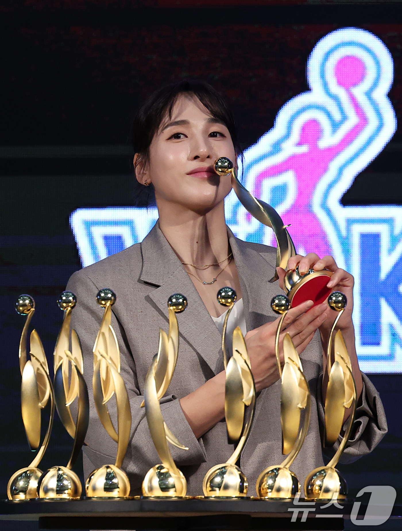 (서울=뉴스1) 김성진 기자 = 우리은행 김단비가 24일 서울 용산구 드래곤 시티 호텔에서 열린 '하나은행 2024~2025 여자프로농구' 정규리그 시상식에서 정규리그 MVP를 수 …