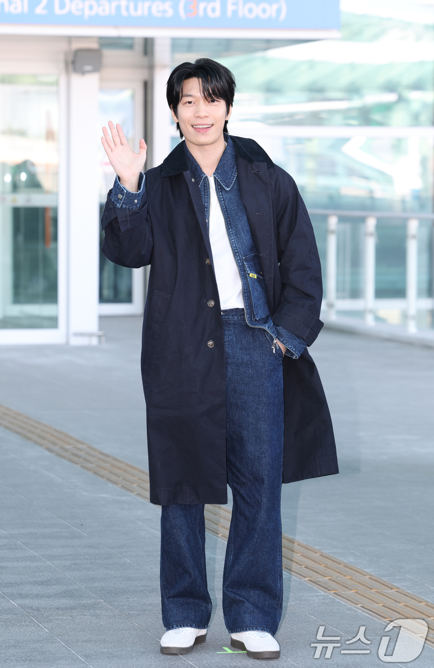 (인천공항=뉴스1) 권현진 기자 = 배우 위하준이 해외 패션위크 일정을 위해 24일 오전 인천국제공항을 통해 출국하고 있다. 2025.2.24/뉴스1