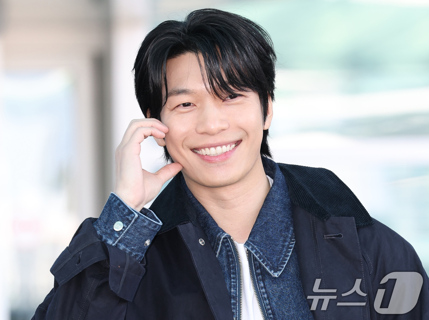 (인천공항=뉴스1) 권현진 기자 = 배우 위하준이 해외 패션위크 일정을 위해 24일 오전 인천국제공항을 통해 출국하고 있다. 2025.2.24/뉴스1