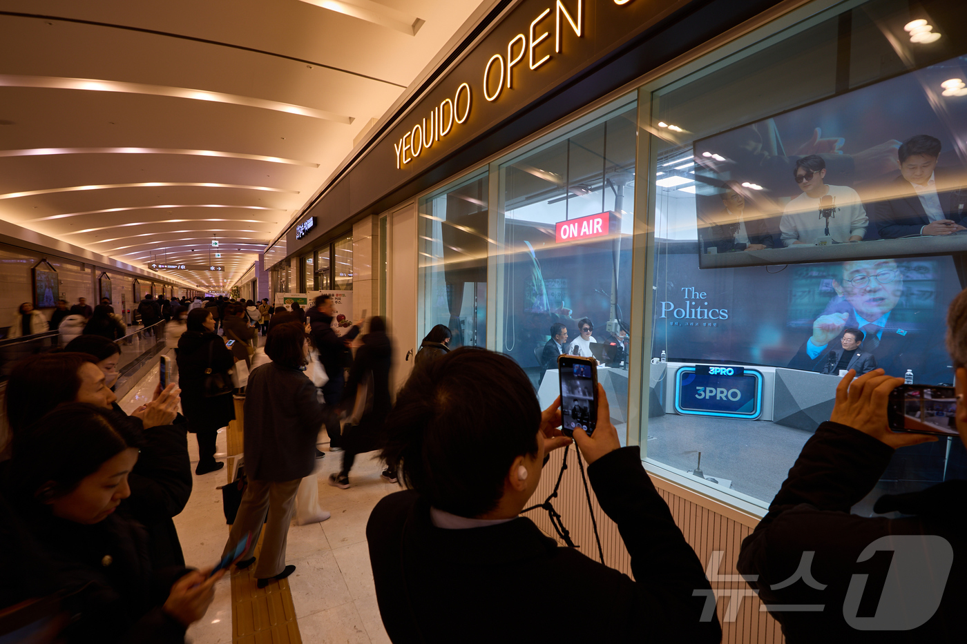 (서울=뉴스1) 김민지 기자 = 이재명 더불어민주당 대표가 24일 여의도에 마련된 경제 유튜브 채널 삼프로TV 오픈 스튜디오에 출연해 발언하고 있다. (더불어민주당 제공. 재판매 …