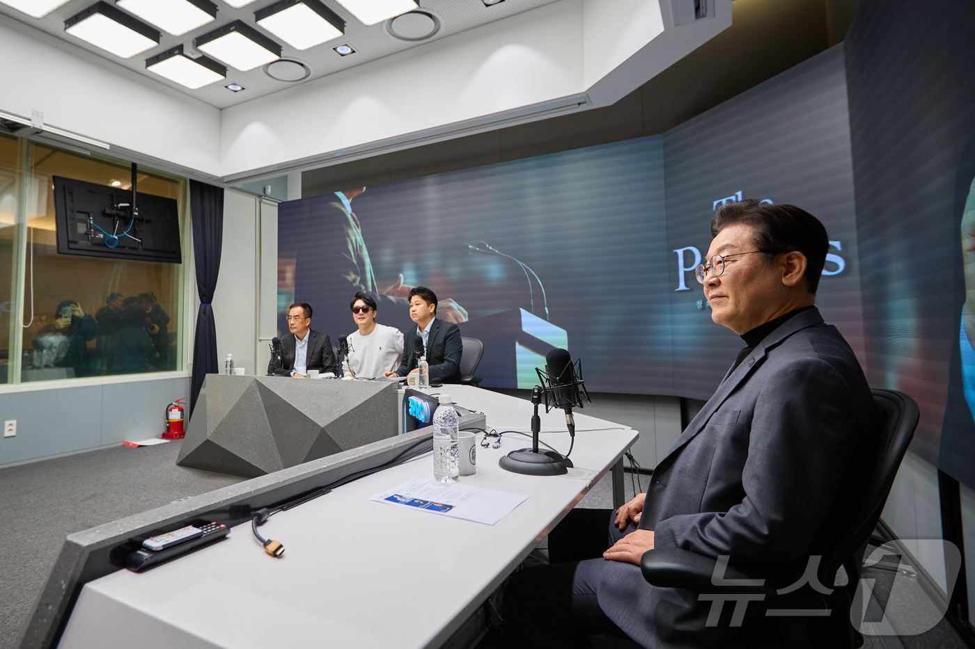 (서울=뉴스1) 김민지 기자 = 이재명 더불어민주당 대표가 24일 여의도에 마련된 경제 유튜브 채널 삼프로TV 오픈 스튜디오에 출연해 발언하고 있다. (더불어민주당 제공. 재판매 …