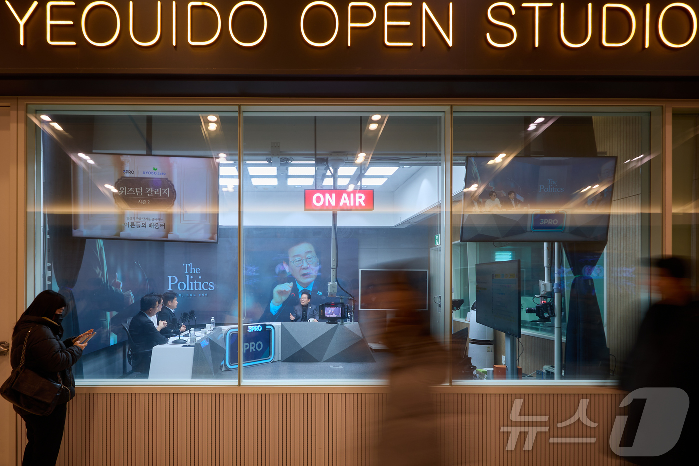 (서울=뉴스1) 김민지 기자 = 이재명 더불어민주당 대표가 24일 여의도에 마련된 경제 유튜브 채널 삼프로TV 오픈 스튜디오에 출연해 발언하고 있다. (더불어민주당 제공. 재판매 …