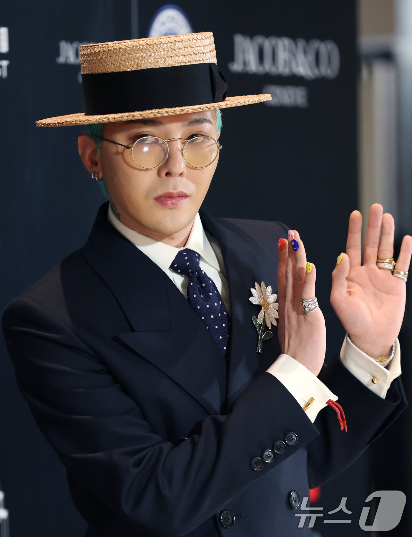 본문 이미지 - 빅뱅 지드래곤이 24일 오후 서울 용산구 한남동 하얏트호텔에서 열린 워치&주얼리 브랜드 ‘제이콥앤코’ 코리아 부티크 그랜드 오픈 행사에 참석해 포즈를 취하고 있다. ⓒ News1 권현진 기자