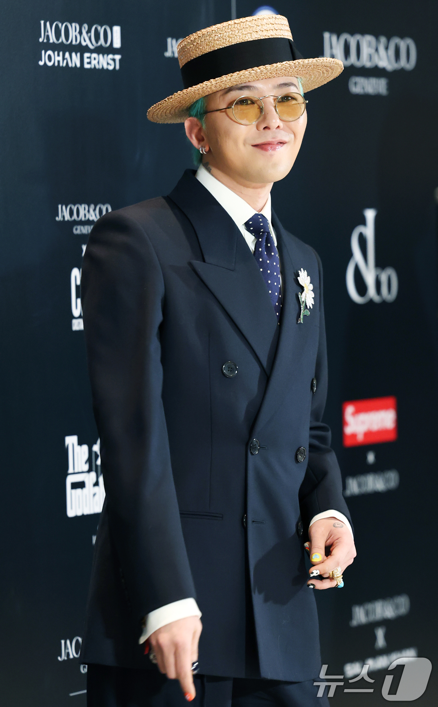 (서울=뉴스1) 권현진 기자 = 빅뱅 지드래곤이 24일 오후 서울 용산구 한남동 하얏트호텔에서 열린 워치&주얼리 브랜드 ‘제이콥앤코’ 코리아 부티크 그랜드 오픈 행사에 참석해 수줍 …