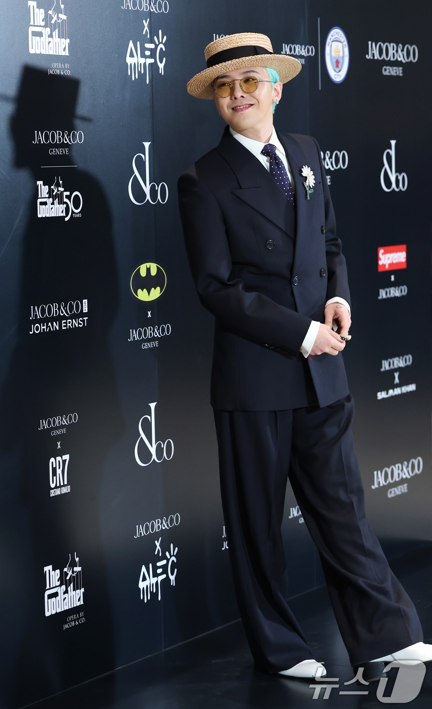 (서울=뉴스1) 권현진 기자 = 빅뱅 지드래곤이 24일 오후 서울 용산구 한남동 하얏트호텔에서 열린 워치&주얼리 브랜드 ‘제이콥앤코’ 코리아 부티크 그랜드 오픈 행사에 참석해 수줍 …