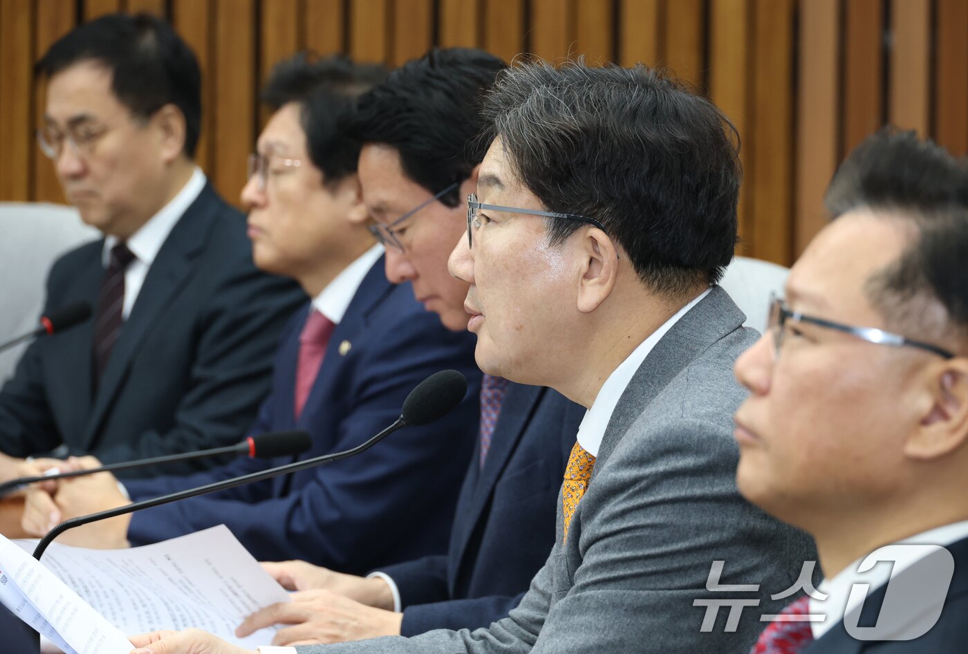 본문 이미지 - 권성동 국민의힘 원내대표가 25일 오전 서울 여의도 국회에서 열린 원내대책회의에서 모두발언을 하고 있다. 2025.2.25/뉴스1 ⓒ News1 이광호 기자