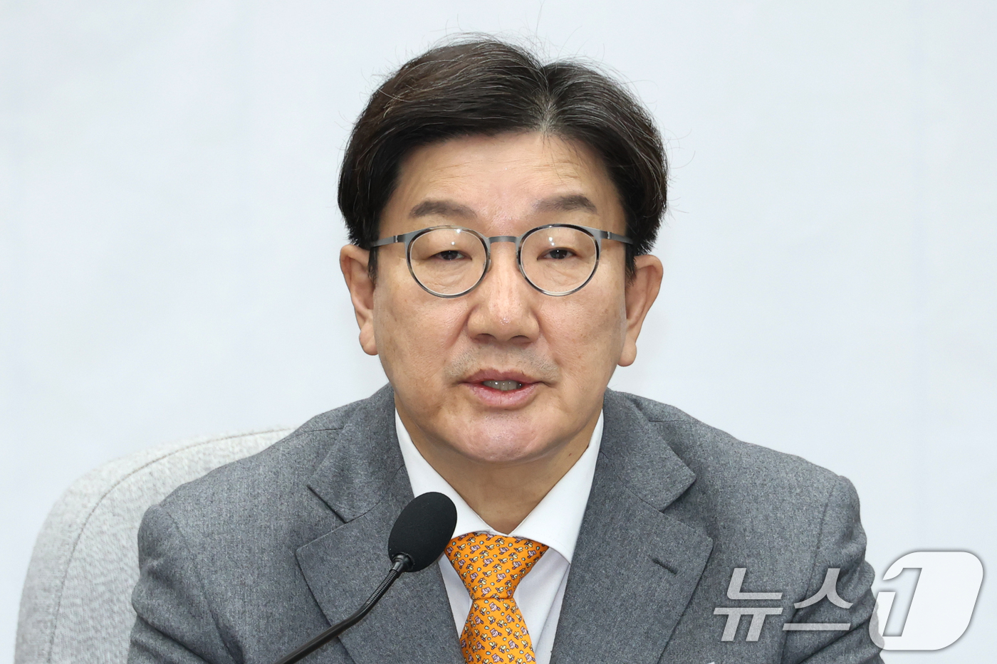 (서울=뉴스1) 이광호 기자 = 권성동 국민의힘 원내대표가 25일 오전 서울 여의도 국회에서 열린 원내대책회의에서 모두발언을 하고 있다. 2025.2.25/뉴스1