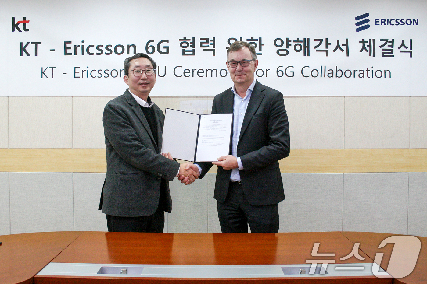 (서울=뉴스1) = KT가 글로벌 이동통신 장비 제조사인 에릭슨과 저대역 FDD 주파수용 멀티무선 다중입출력 기지국 연구 협력을 진행한다고 25일 밝혔다.KT 미래네트워크연구소장 …