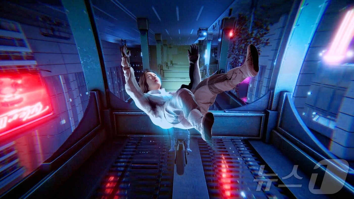 본문 이미지 - 김아영 작가의 영상 작품 '딜리버리 댄서의 구(Delivery Dancer’s Sphere)'(2022)의 한 장면(LG 제공). ⓒ 뉴스1