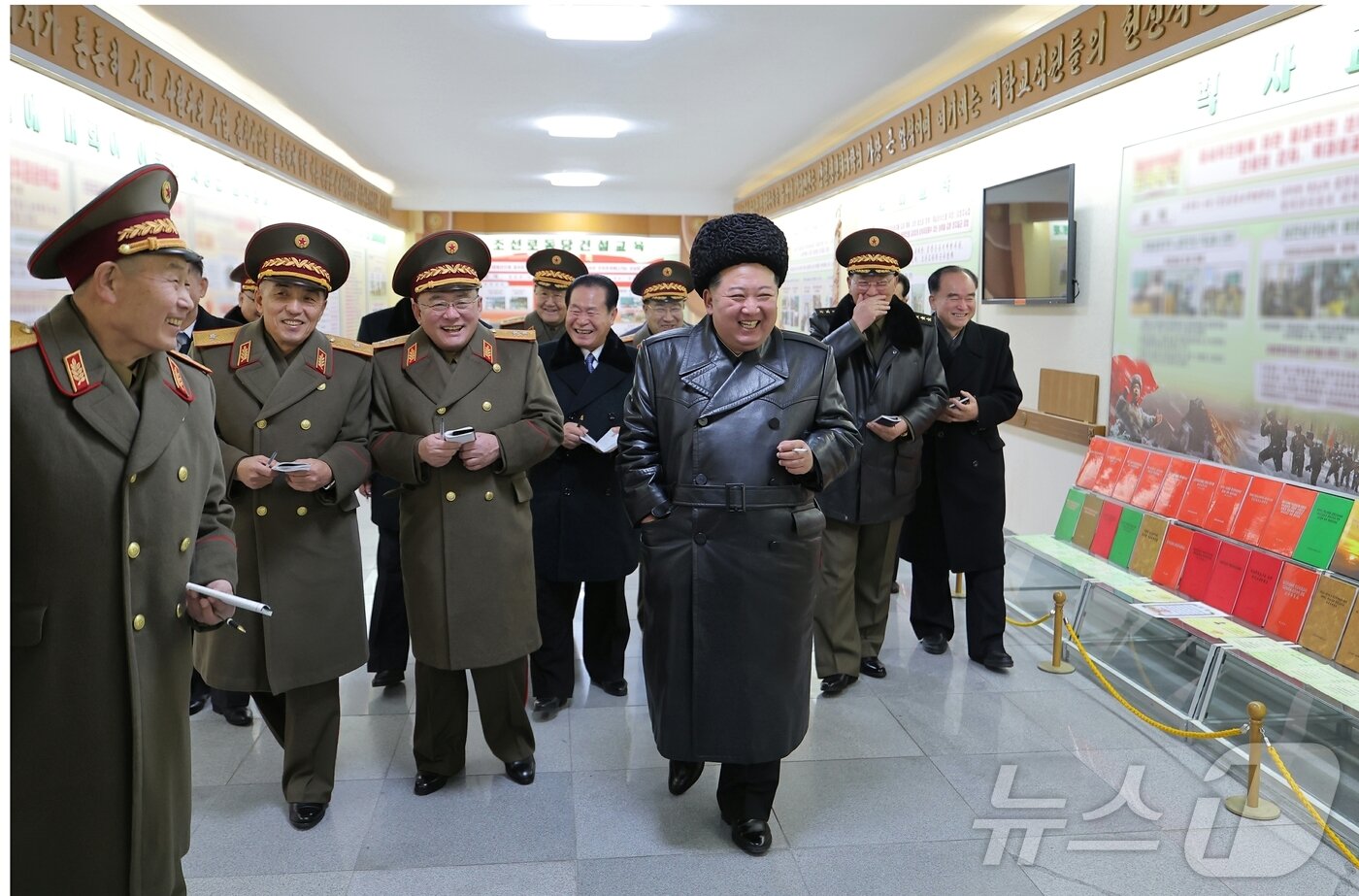 본문 이미지 - (평양 노동신문=뉴스1) = 북한 노동당 기관지 노동신문은 25일 "김정은 동지께서 2월 24일 주체적혁명무력의 최고군사정치학원인 김일성정치대학을 방문했다"라고 보도했다.[국내에서만 사용가능. 재배포 금지. DB 금지. For Use Only in the Republic of Korea. Redistribution Prohibited] rodongphoto@news1.kr