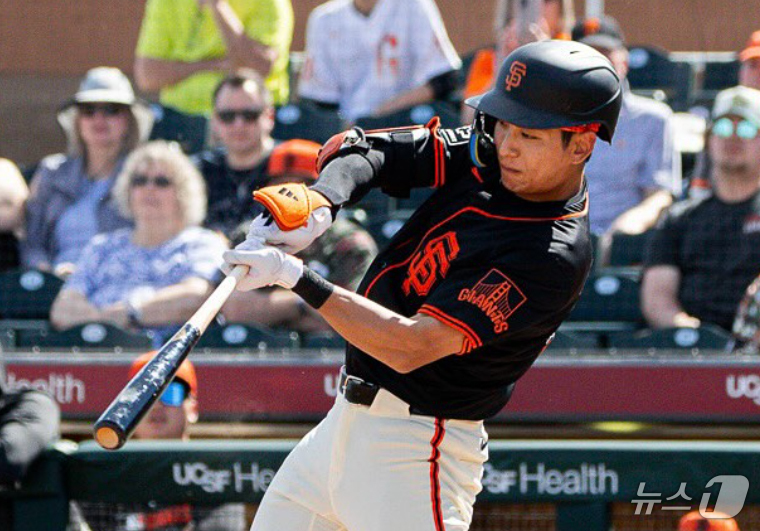 (서울=뉴스1) 김진환 기자 = 미국 프로야구(MLB) 샌프란시스코 자이언츠의 이정후가 시범경기 첫 홈런포를 터뜨렸다.이정후는 25일(한국시간) 미국 애리조나주 스코츠데일의 스코츠 …