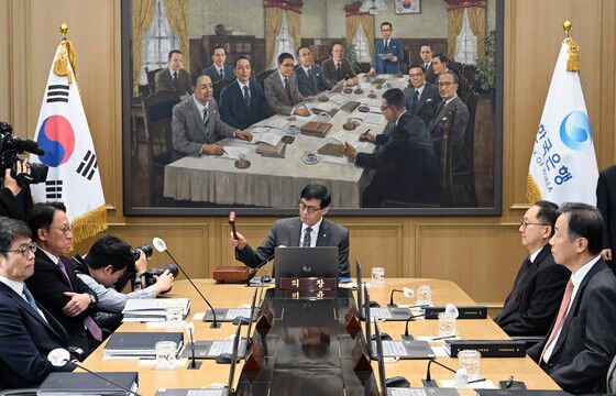 기준금리 낮춘 금통위 "토허제 해제에 주택시장 과열은 유의"