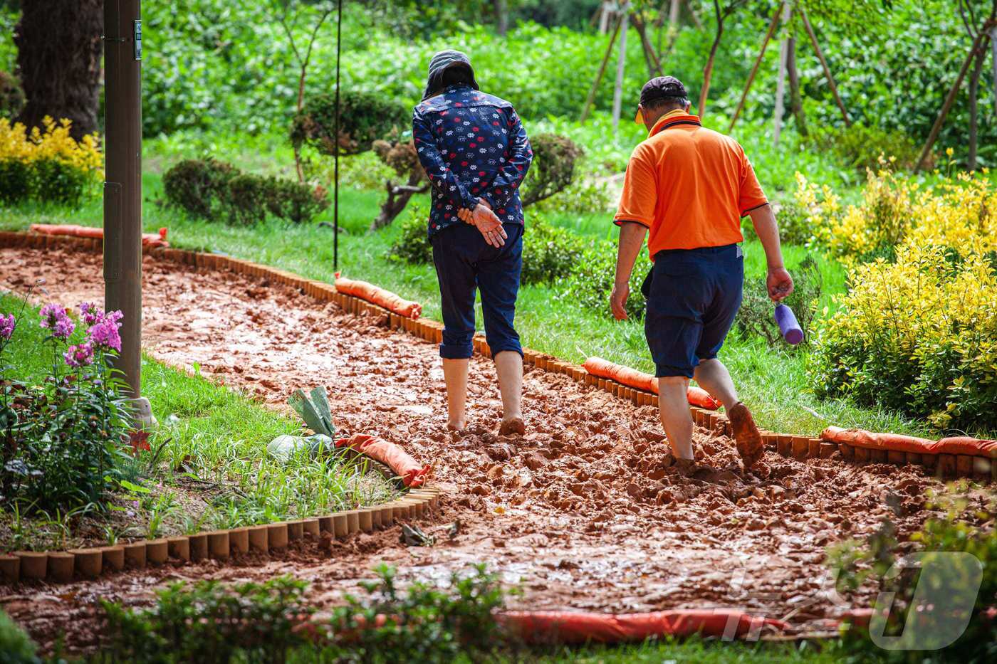 본문 이미지 - 영랑호 맨발 황톳길 전경.(속초시 제공, 재판매 및 DB 금지)2 205.2.25/뉴스1